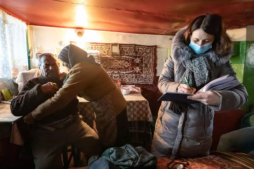 Reportaj de 1 Martie. Locul unde șansa a mii de oameni la îngrijire medicală depinde de rezistenţa unei femei, care merge zilnic pe jos zeci de kilometri