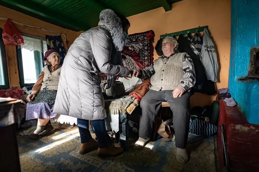 Reportaj de 1 Martie. Locul unde șansa a mii de oameni la îngrijire medicală depinde de rezistenţa unei femei, care merge zilnic pe jos zeci de kilometri