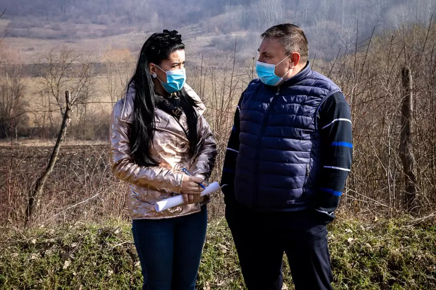 Reportaj de 1 Martie. Locul unde șansa a mii de oameni la îngrijire medicală depinde de rezistenţa unei femei, care merge zilnic pe jos zeci de kilometri