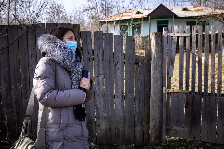 Reportaj de 1 Martie. Locul unde șansa a mii de oameni la îngrijire medicală depinde de rezistenţa unei femei, care merge zilnic pe jos zeci de kilometri