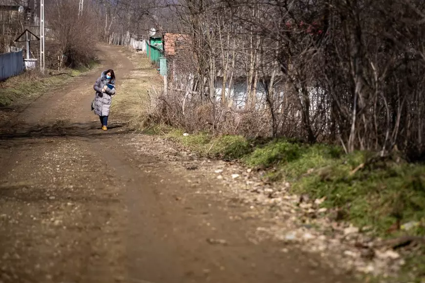 Reportaj de 1 Martie. Locul unde șansa a mii de oameni la îngrijire medicală depinde de rezistenţa unei femei, care merge zilnic pe jos zeci de kilometri