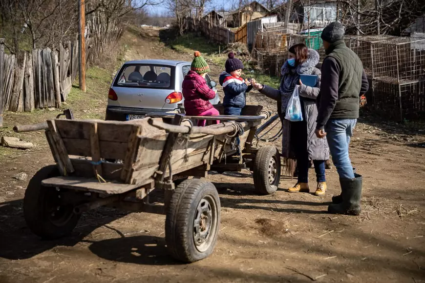Reportaj de 1 Martie. Locul unde șansa a mii de oameni la îngrijire medicală depinde de rezistenţa unei femei, care merge zilnic pe jos zeci de kilometri