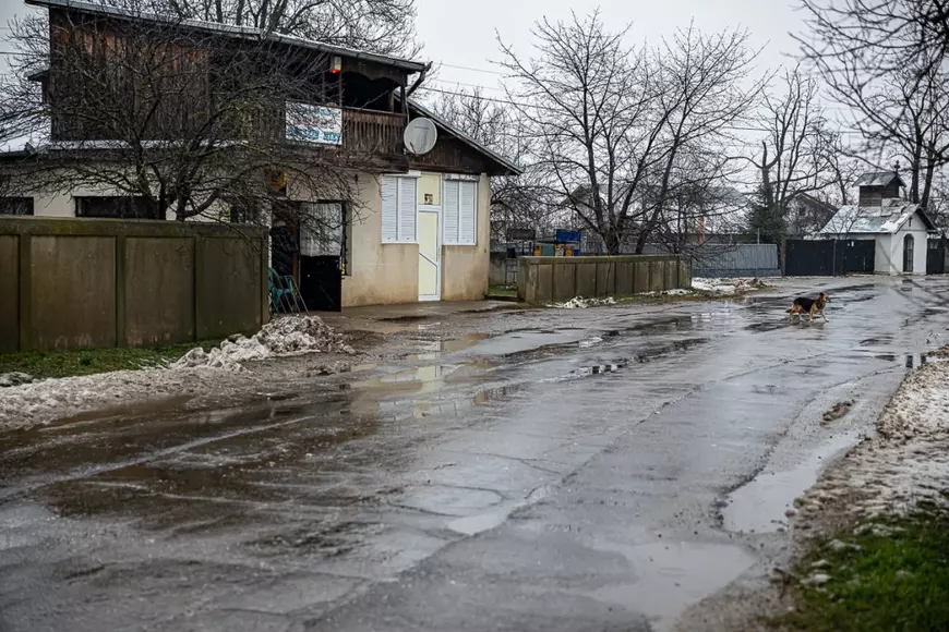 Cazul băiatului agresat sexual din Dâmbovița. Pretinzând că-i apără drepturile, Protecția Copilului a blocat legătura victimei cu mama și bunicii!
