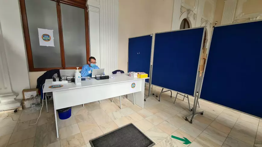 Speranță, nerăbdare, dar și îndoială. Profesorii și personalul din învățământ se vaccinează la Iași: „Trebuie să avem încredere în știință”