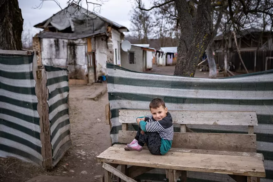 Reportaj într-o familie săracă, dar veselă. „Ceilalţi copii râd de pâinea noastră cu gem! Noi o împărţim cu câinii satului”