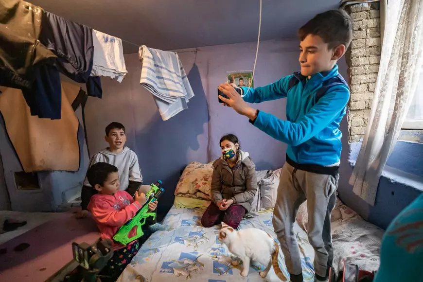 Reportaj într-o familie săracă, dar veselă. „Ceilalţi copii râd de pâinea noastră cu gem! Noi o împărţim cu câinii satului”