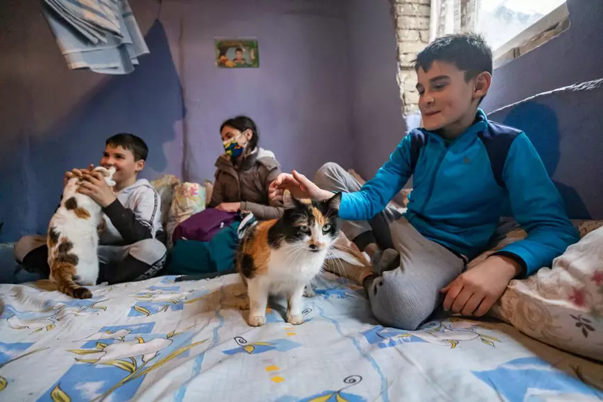 Reportaj într-o familie săracă, dar veselă. „Ceilalţi copii râd de pâinea noastră cu gem! Noi o împărţim cu câinii satului”