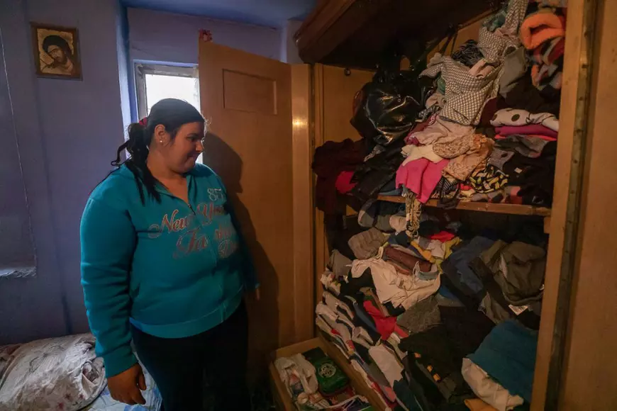 Reportaj într-o familie săracă, dar veselă. „Ceilalţi copii râd de pâinea noastră cu gem! Noi o împărţim cu câinii satului”