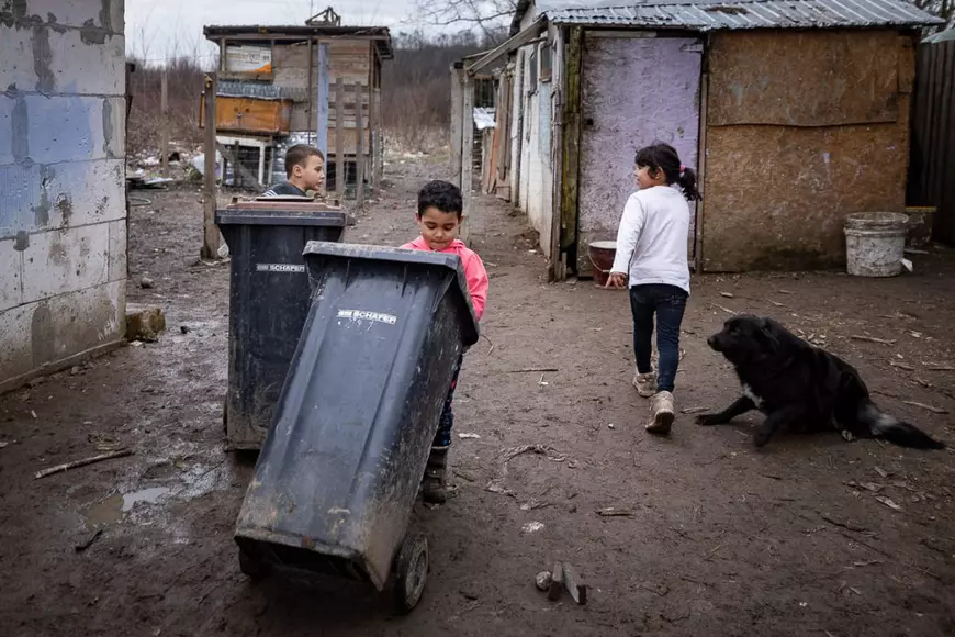 Reportaj într-o familie săracă, dar veselă. „Ceilalţi copii râd de pâinea noastră cu gem! Noi o împărţim cu câinii satului”