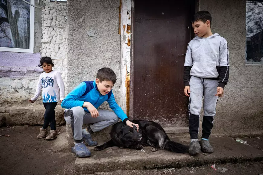 Reportaj într-o familie săracă, dar veselă. „Ceilalţi copii râd de pâinea noastră cu gem! Noi o împărţim cu câinii satului”