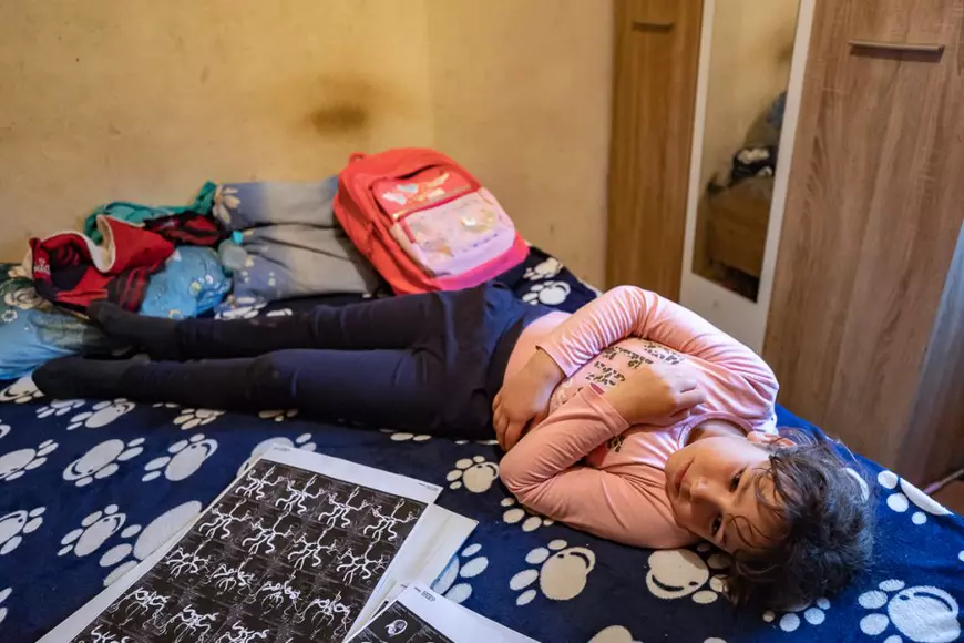 Reportaj într-o familie săracă, dar veselă. „Ceilalţi copii râd de pâinea noastră cu gem! Noi o împărţim cu câinii satului”