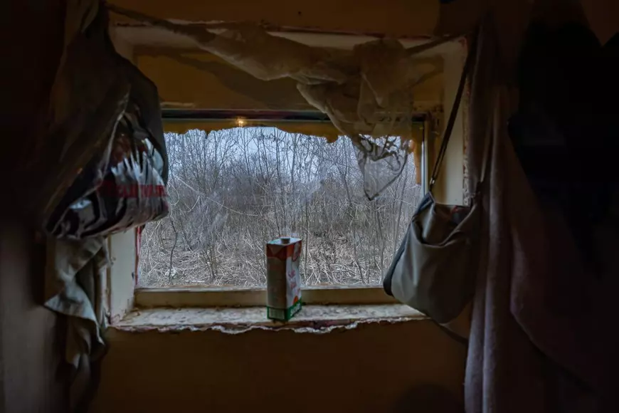 Reportaj într-o familie săracă, dar veselă. „Ceilalţi copii râd de pâinea noastră cu gem! Noi o împărţim cu câinii satului”