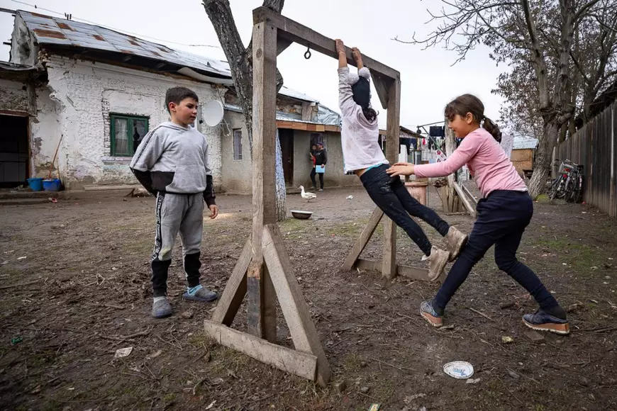 Reportaj într-o familie săracă, dar veselă. „Ceilalţi copii râd de pâinea noastră cu gem! Noi o împărţim cu câinii satului”