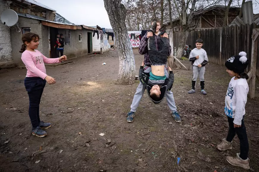 Reportaj într-o familie săracă, dar veselă. „Ceilalţi copii râd de pâinea noastră cu gem! Noi o împărţim cu câinii satului”