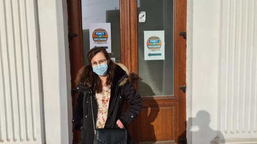 Speranță, nerăbdare, dar și îndoială. Profesorii și personalul din învățământ se vaccinează la Iași: „Trebuie să avem încredere în știință”