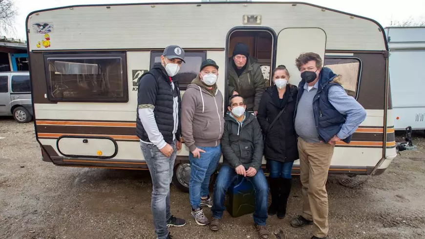 O româncă a salvat un pensionar de 75 de ani care de doi ani trăia în mașină și îngheța, la München: „M-a uimit că străinii ajută un german”