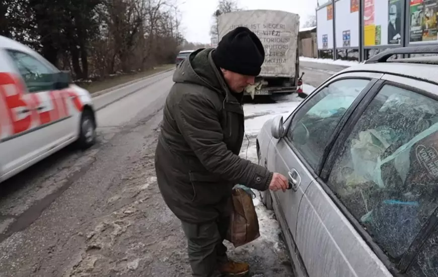 O româncă a salvat un pensionar de 75 de ani care de doi ani trăia în mașină și îngheța, la München: „M-a uimit că străinii ajută un german”