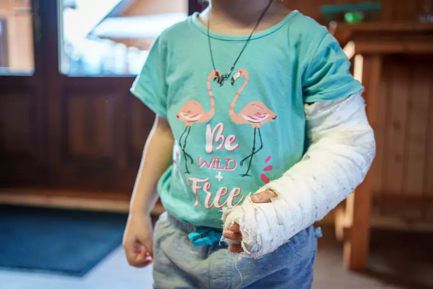 Medic condamnat după 14 mărturii de mită, acuzat de un tată: „I-a pus mâna strâmb fetiței mele de 3 ani și nici n-a vrut să stea de vorbă cu noi”