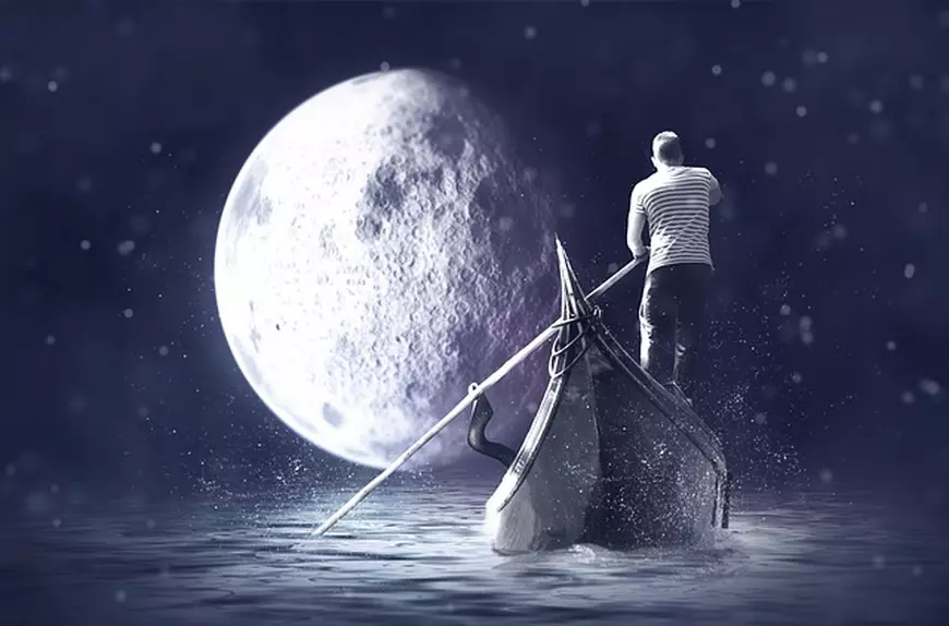 luna plina februarie 2021 - gondolier pe apa si luna plina