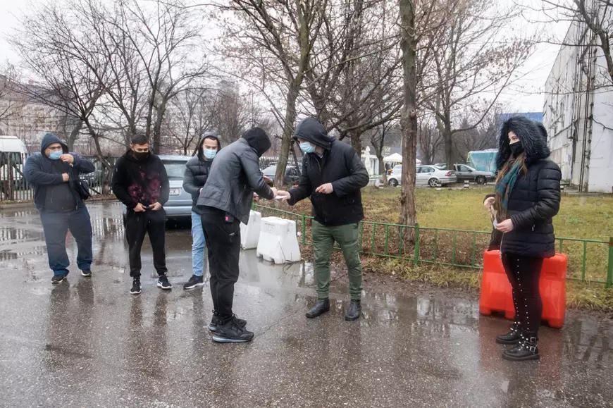 Lansare de carte surpriză pentru Mihai Bendeac, duminică, la „iUmor”. Oamenii au venit să îi ceară autograf