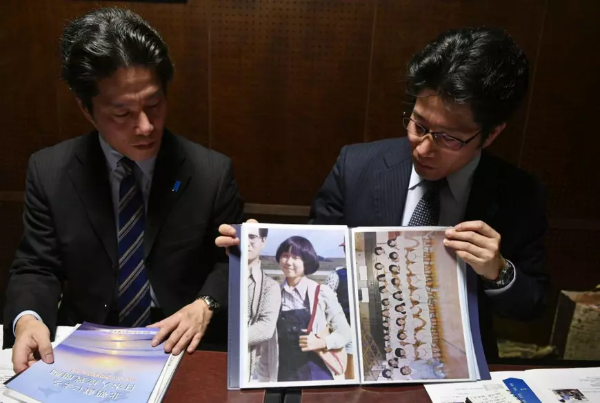 Răpită de pe plajă din Japonia și dusă în Coreea de Nord, unde a fost forțată să instruiască spioni. Soarta fetiței pe care mama încă o așteaptă acasă, chiar și după 44 de ani