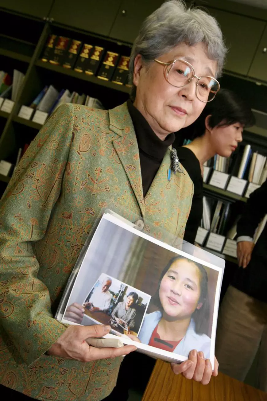 Răpită de pe plajă din Japonia și dusă în Coreea de Nord, unde a fost forțată să instruiască spioni. Soarta fetiței pe care mama încă o așteaptă acasă, chiar și după 44 de ani