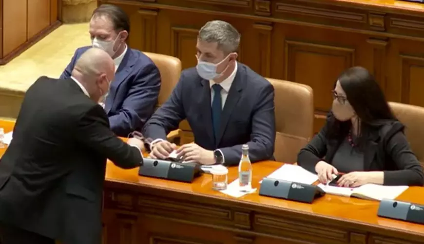 33 de secunde cu Dan Barna în Parlament. Momentul în care un angajat al Camerei este chemat să ridice ochelarii scăpați pe jos de vicepremier