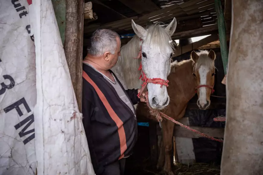 REPORTAJ | Micile prințese din hambar, după aproape un an: familia Mocanu a primit o casă de la voluntari, dar încă nu are curent