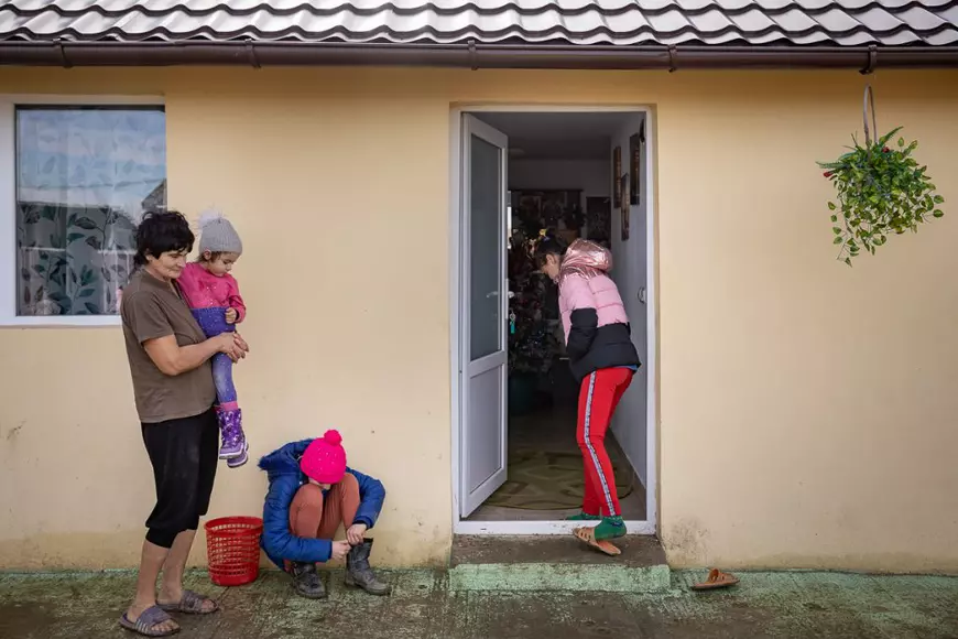 REPORTAJ | Micile prințese din hambar, după aproape un an: familia Mocanu a primit o casă de la voluntari, dar încă nu are curent