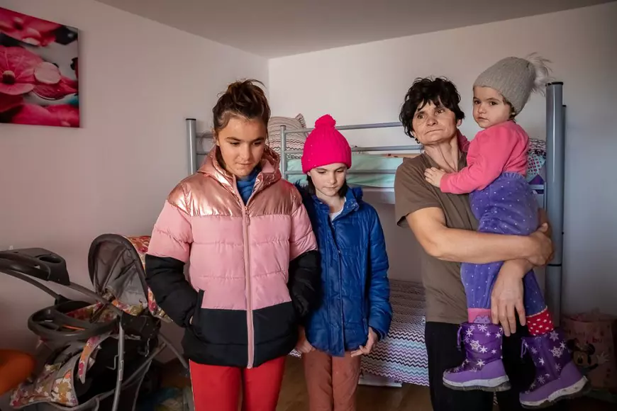 REPORTAJ | Micile prințese din hambar, după aproape un an: familia Mocanu a primit o casă de la voluntari, dar încă nu are curent