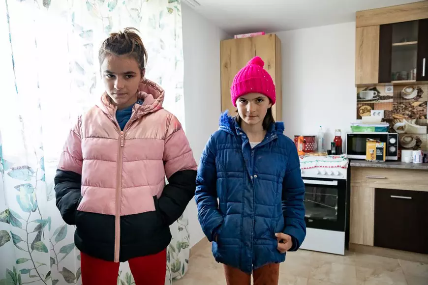 REPORTAJ | Micile prințese din hambar, după aproape un an: familia Mocanu a primit o casă de la voluntari, dar încă nu are curent
