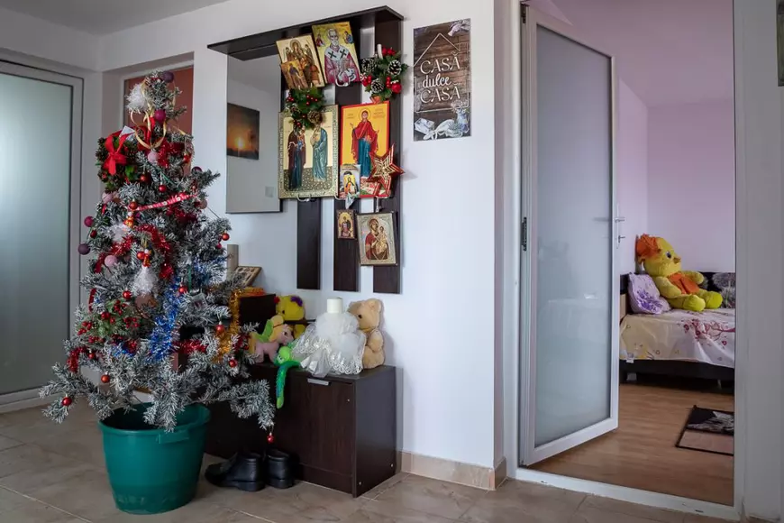 REPORTAJ | Micile prințese din hambar, după aproape un an: familia Mocanu a primit o casă de la voluntari, dar încă nu are curent
