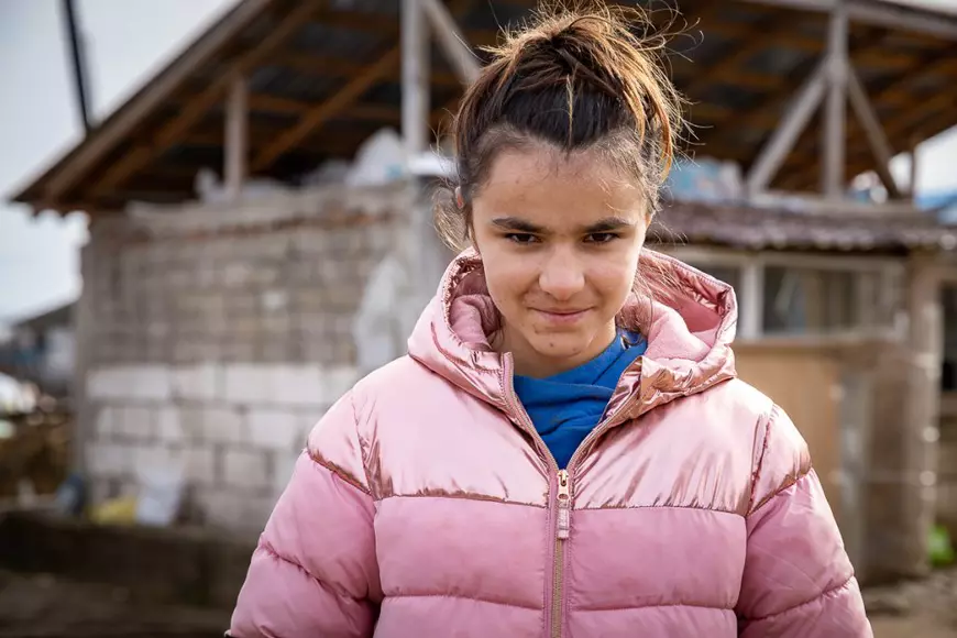 REPORTAJ | Micile prințese din hambar, după aproape un an: familia Mocanu a primit o casă de la voluntari, dar încă nu are curent