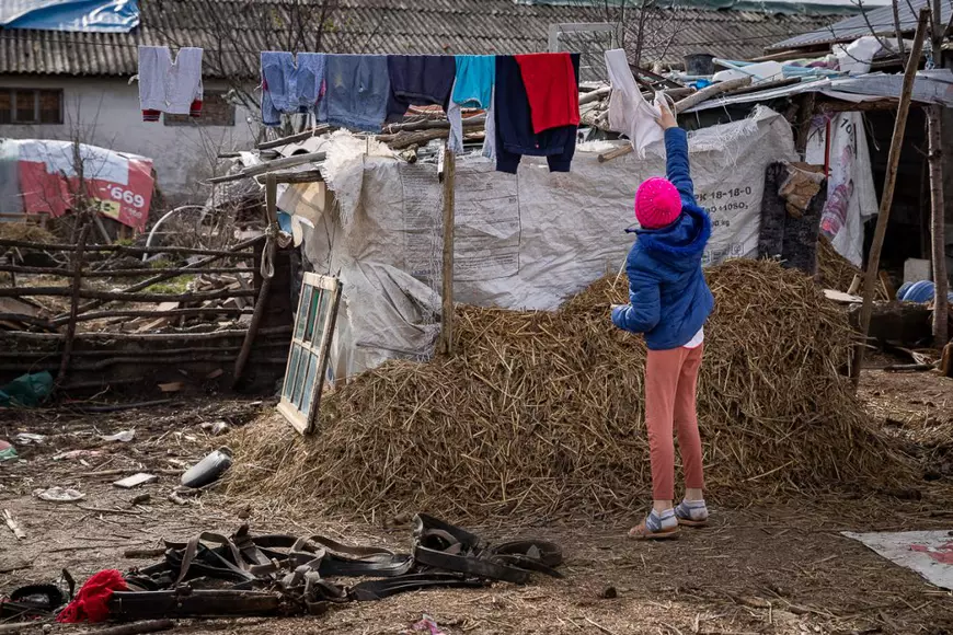 REPORTAJ | Micile prințese din hambar, după aproape un an: familia Mocanu a primit o casă de la voluntari, dar încă nu are curent