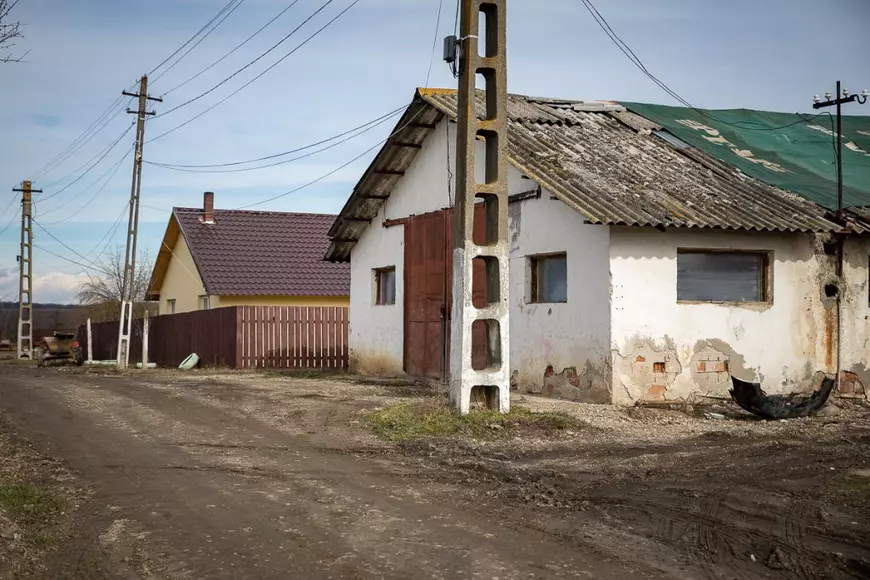 REPORTAJ | Micile prințese din hambar, după aproape un an: familia Mocanu a primit o casă de la voluntari, dar încă nu are curent