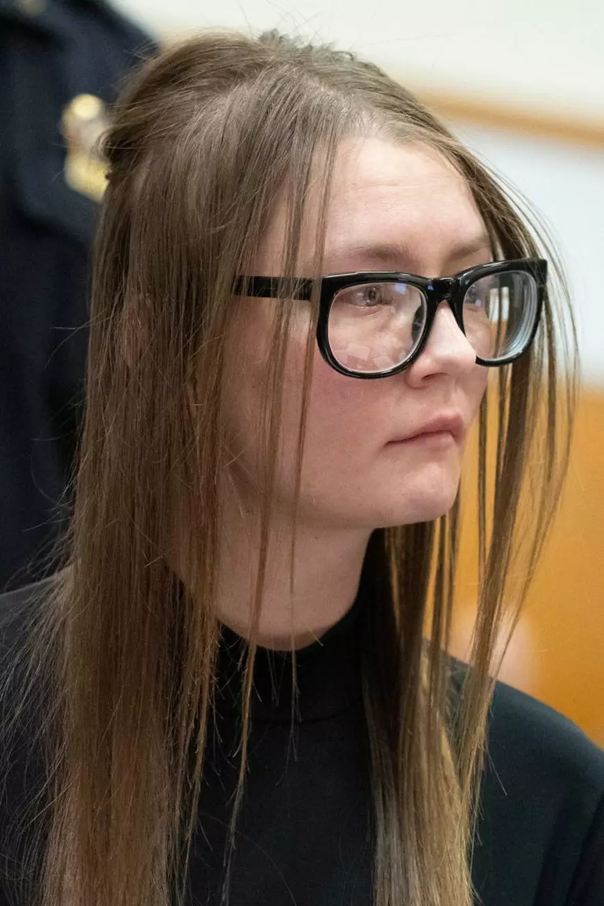 Femeia care s-a dat drept moștenitoare bogată și a înșelat bănci și hoteluri de lux cu 200.000 de dolari, eliberată din închisoare