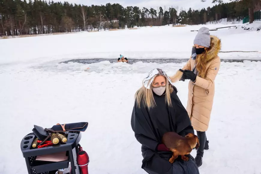 Tunsori pe gheață în Letonia, în semn de protest față de restricțiile anti-COVID: Frizer: „Altfel nu avem deloc venituri”