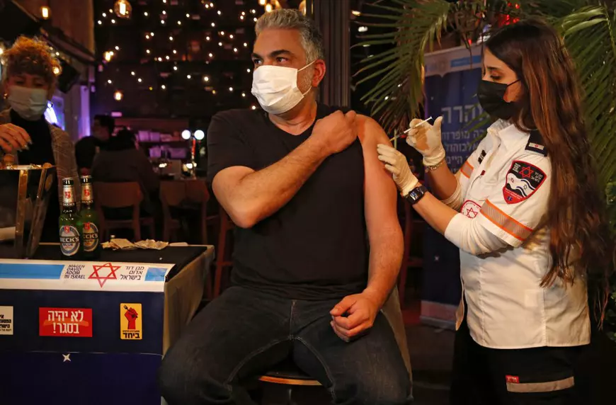 Un bar din Israel, devenit centru de vaccinare, oferă oamenilor băuturi gratis în schimbul imunizării anti-COVID