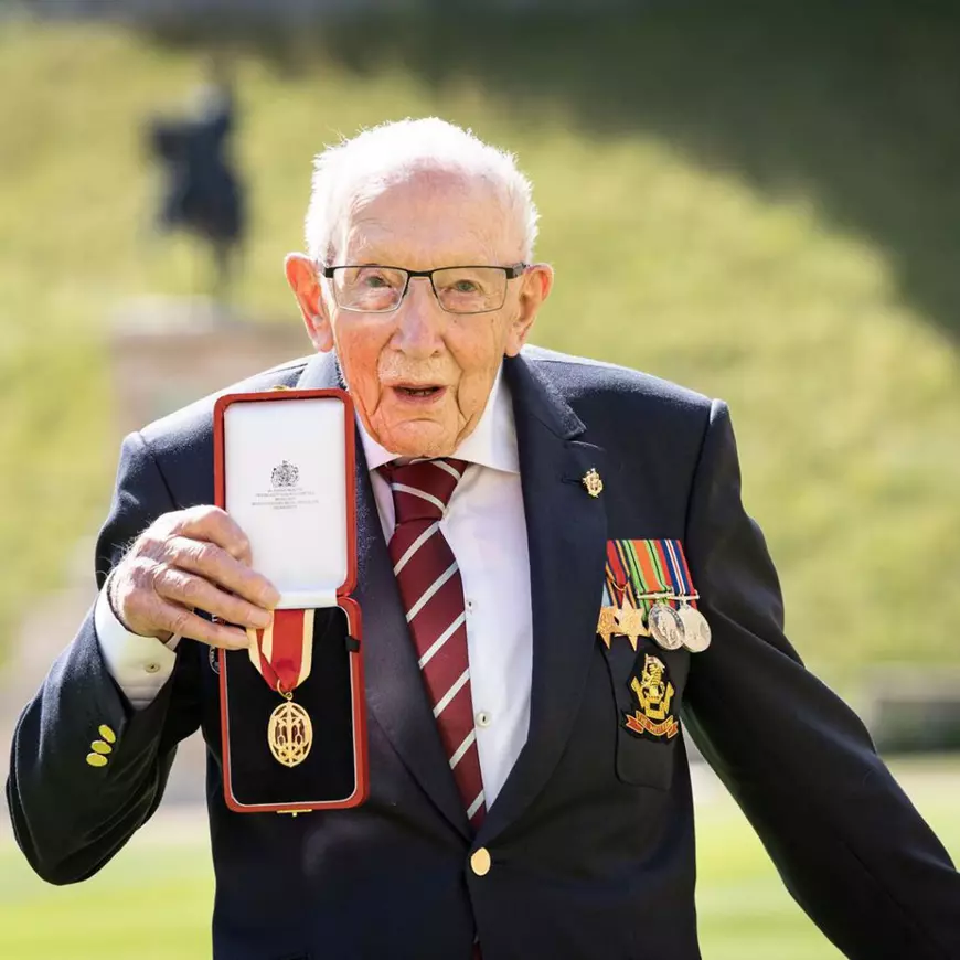 Sir Tom Moore, veteranul de război de 100 de ani care a strâns peste 32 de milioane de lire sterline pentru medicii din Marea Britanie, a murit de COVID