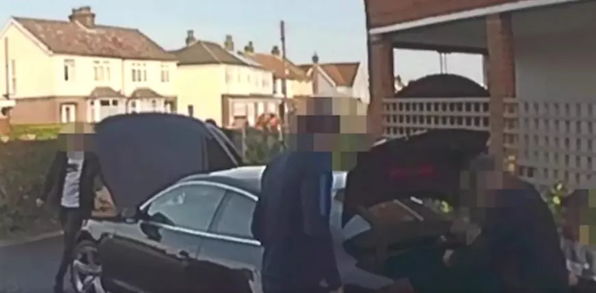Trei români au făcut mașina unui englez să scoată fum, ca să o cumpere mai ieftin, fără să știe că sunt filmați