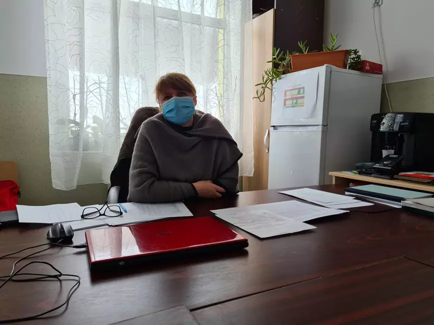 Reportaj. Școala într-o comună ieșeană rămasă în scenariul roșu: „Când semnalul e foarte slab, pui o întrebare de 20 de ori și tot nu știi dacă te aude copilul”﻿﻿