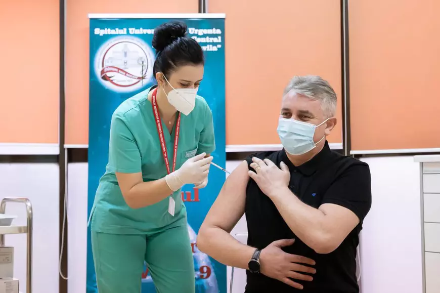Doar 1 din 9 poliţişti s-a vaccinat împotriva COVID. Un sindicalist acuză: „E brambureală! Nu avem medici de unitate şi nu primim doze”. Ce spune ministrul Bode