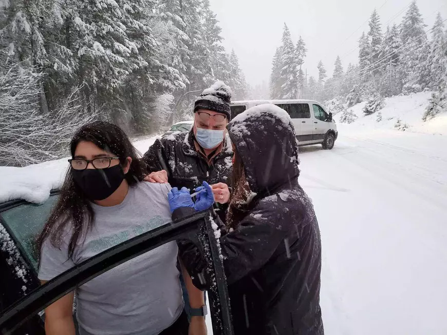 Mobilizare în toiul nopții. 1.600 de oameni au fost vaccinați în patru ore și jumătate, după ce sistemul de refrigerare al unei clinici s-a stricat