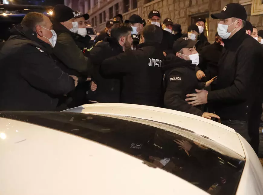 Zeci de arestări în Georgia, în urma protestelor opoziției, care cere alegeri anticipate