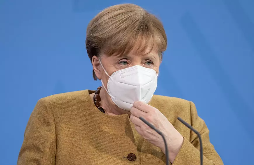 VIDEO | Imagini virale cu Angela Merkel intrată în panică, după ce și-a uitat masca sanitară