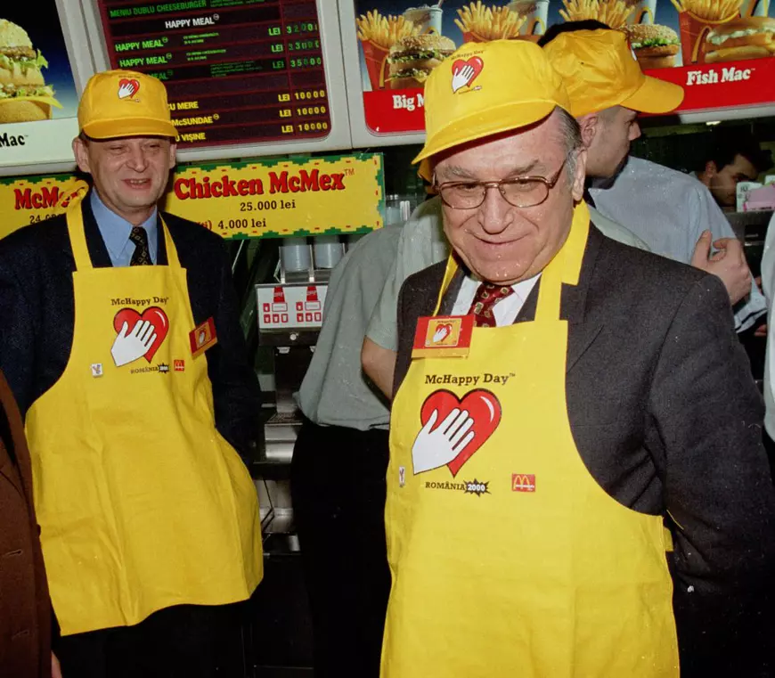 FOTO | Ion Iliescu la 91 de ani. 10 imagini memorabile cu fostul președinte: vânzător la McDonald's, o vizită la frizer sau o întâlnire cu Rică Răducanu