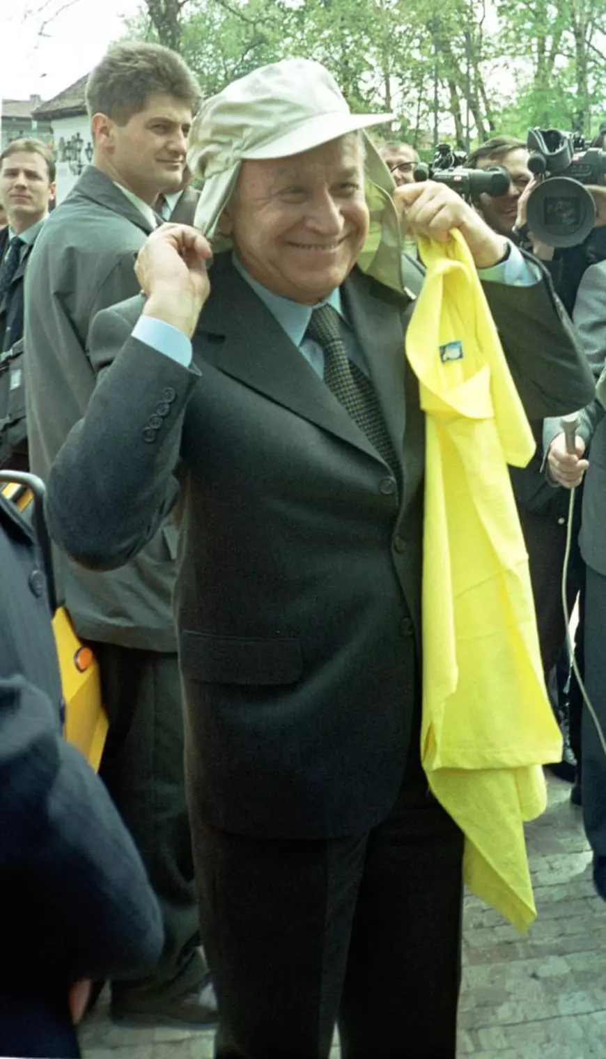 FOTO | Ion Iliescu la 91 de ani. 10 imagini memorabile cu fostul președinte: vânzător la McDonald's, o vizită la frizer sau o întâlnire cu Rică Răducanu