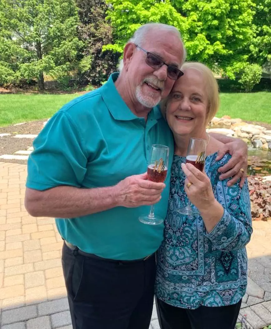 Povestea a doi îndrăgostiți, despărțiți în urmă cu 50 de ani și reuniți apoi de fiica lor dată spre adopție