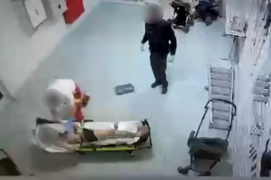 Scandal în Germania, după ce un paramedic i-a dat un pumn unui pacient sedat și legat, iar poliția a acoperit agresiunea