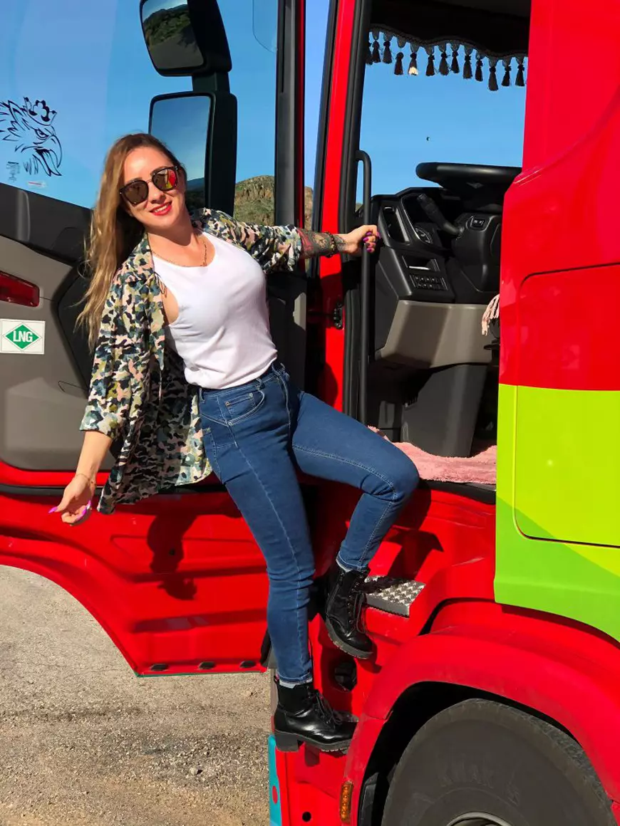 Povestea șoferiței de TIR din România, celebră pe TikTok: „90% din timp îl petrecem în camion, unde avem covorașe, paturi și nu intrăm niciodată încălțați”